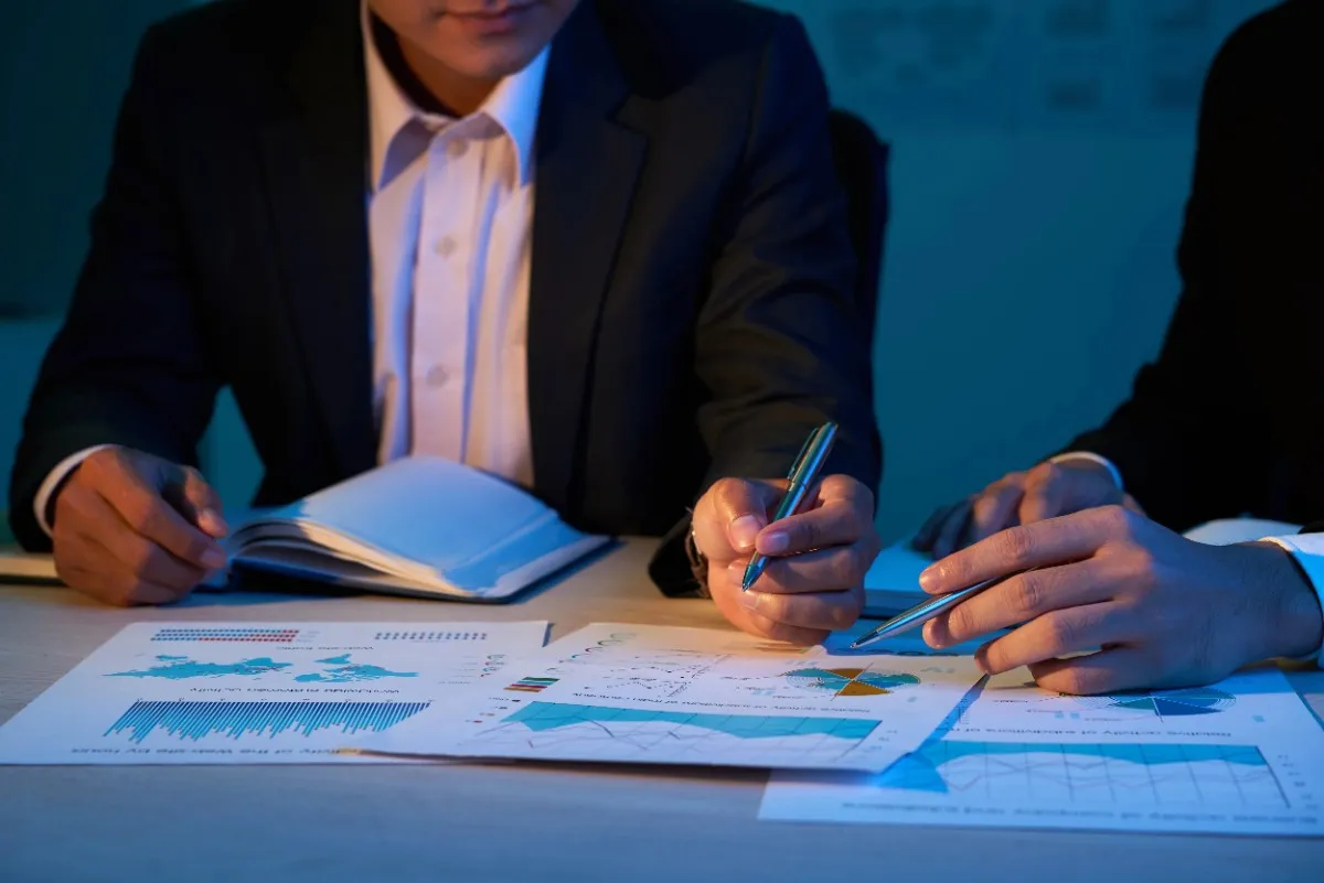 No.1 Project Management Professional Training in Qatar – professionals reviewing project reports, charts, and performance data during a project planning meeting.