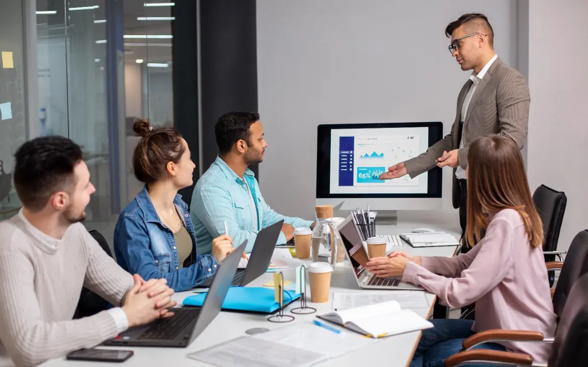Professional instructor delivering an Agile Scrum presentation during a Certified Scrum Master (CSM) training session in a modern classroom, representing top CSM training providers in Qatar.